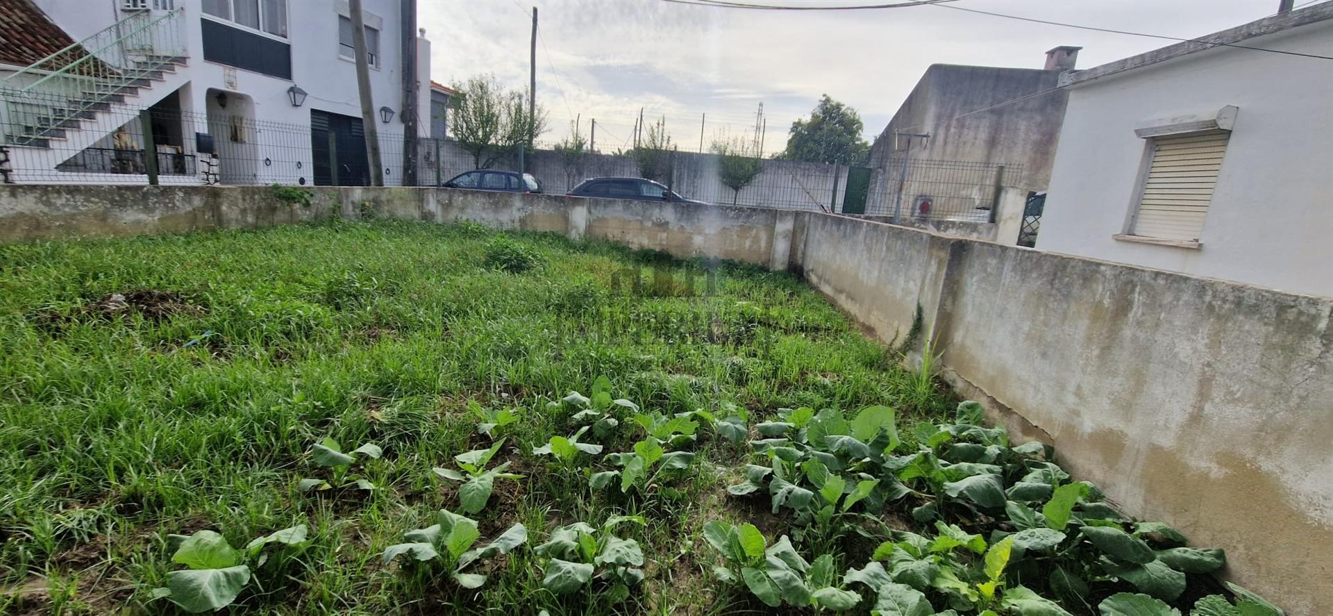 Moradia com terreno e anexos habitáveis - Sobreda - Charneca da Caparica