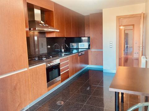 T3 c/ suite Mobilado e Equipado - Junto à Av. Antunes Guimarães