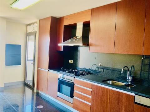 T3 c/ suite Mobilado e Equipado - Junto à Av. Antunes Guimarães