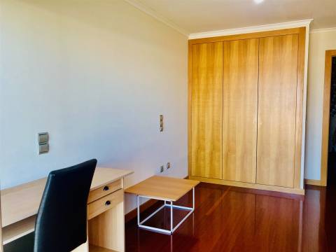 T3 c/ suite Mobilado e Equipado - Junto à Av. Antunes Guimarães