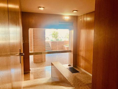 T3 c/ suite Mobilado e Equipado - Junto à Av. Antunes Guimarães