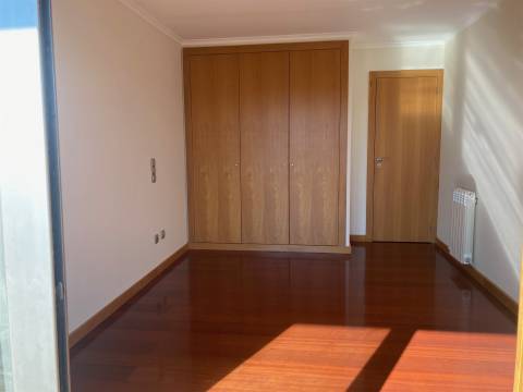 T3 c/ suite Mobilado e Equipado - Junto à Av. Antunes Guimarães