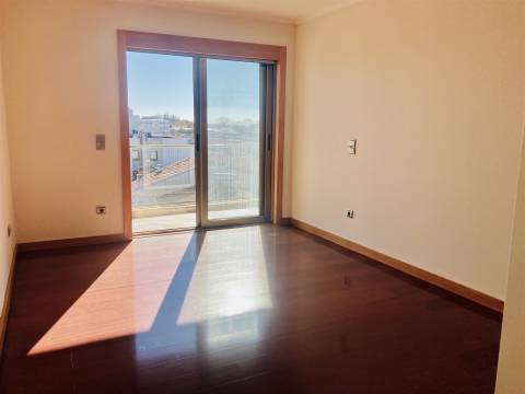 T3 c/ suite Mobilado e Equipado - Junto à Av. Antunes Guimarães