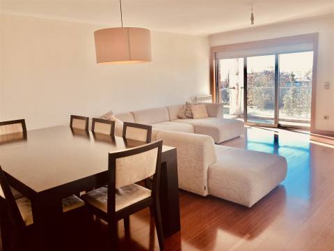 T3 c/ suite Mobilado e Equipado - Junto à Av. Antunes Guimarães