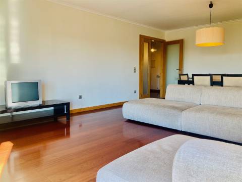 T3 c/ suite Mobilado e Equipado - Junto à Av. Antunes Guimarães