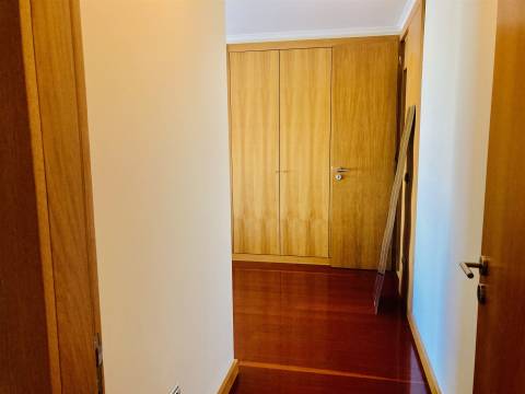T3 c/ suite Mobilado e Equipado - Junto à Av. Antunes Guimarães