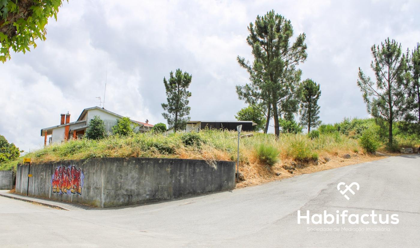 Dois lotes de terreno junto ao Parque de Santiago