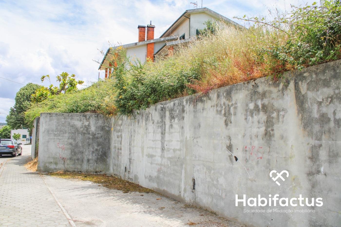 Dois lotes de terreno junto ao Parque de Santiago