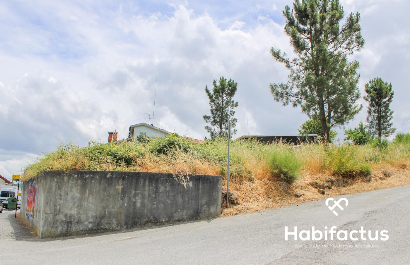 Dois lotes de terreno junto ao Parque de Santiago