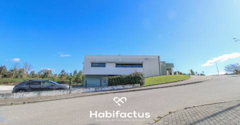 Espaço comercial em Santa Comba Dão, destinado a comércio e serviços