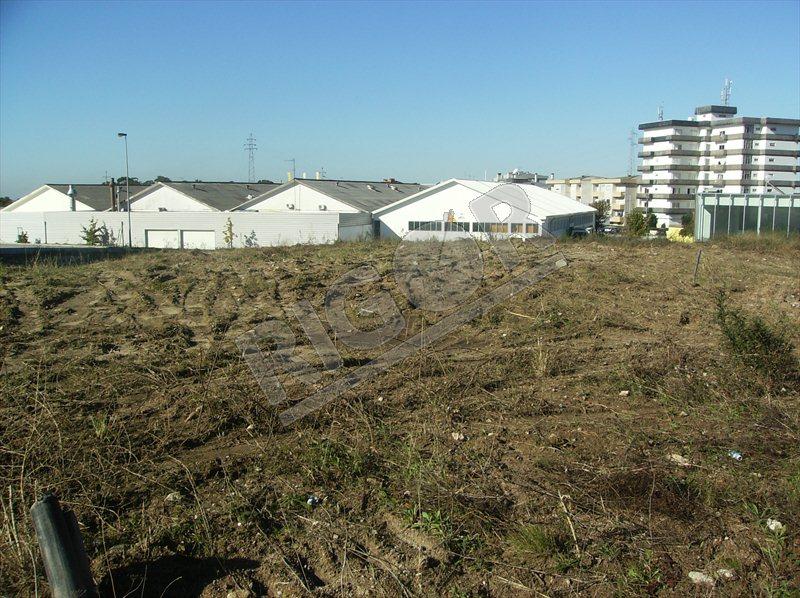 Excelente terreno, em local privilegiado, com excelentes acessos e próximo a comércio e serviços