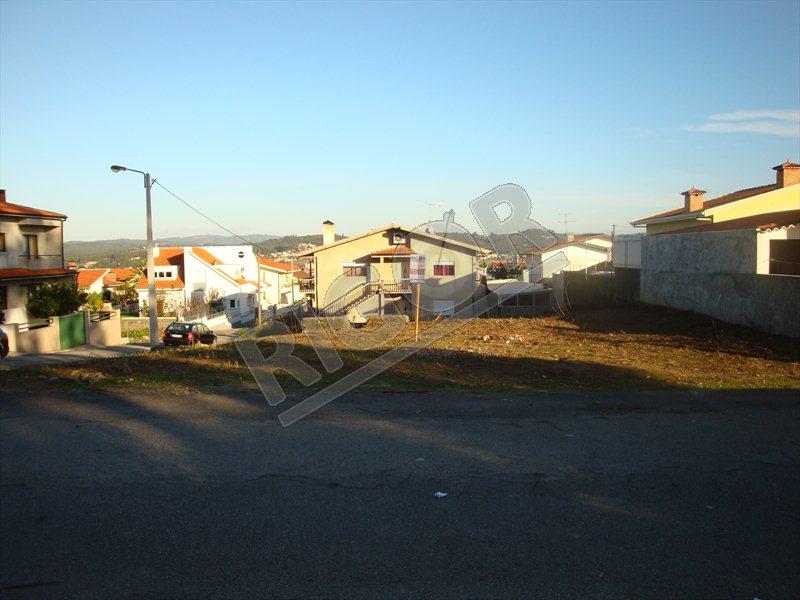 Terreno de gaveto, com poço, para construção de moradia de 4 frentes