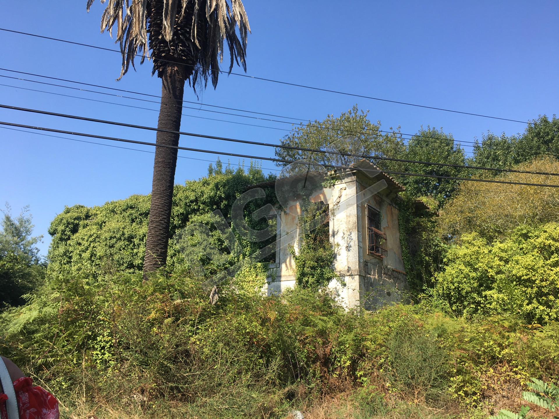 Terreno de 7 hectares com 3 casas em pedra para restauro