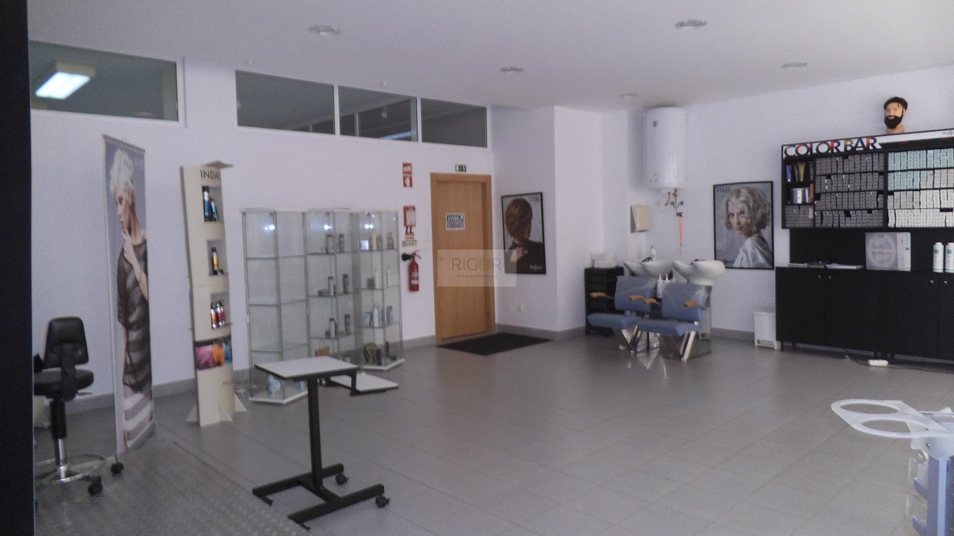 Loja comercial próxima ao Hospital São João