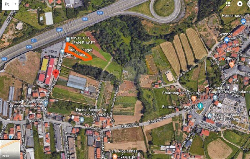 Terreno de 2700m2 para construção de edifício em zona habitacional