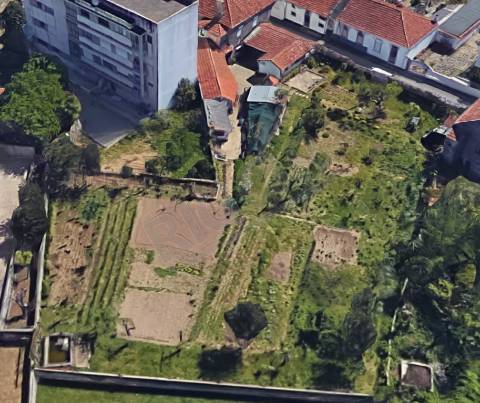 Terreno destinado a construção multi-familiar nos Maninhos