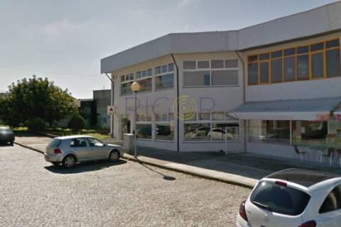 Loja de 2 pisos ao Mira Maia Shopping