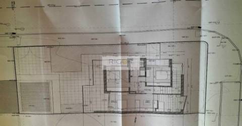 Terreno de gaveto com projecto aprovado para moradia de 3 frentes
