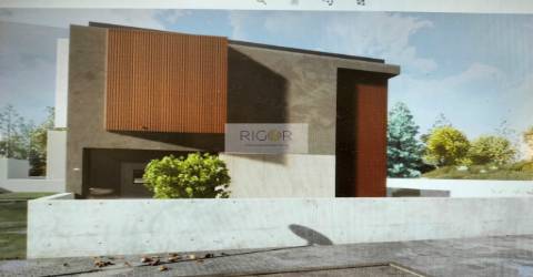 Terreno de gaveto com projecto aprovado para moradia de 3 frentes