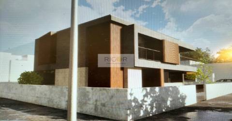 Terreno de gaveto com projecto aprovado para moradia de 3 frentes