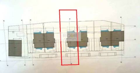Terreno de 272.80m2 com projeto aprovado para construção de moradia de 3 frentes