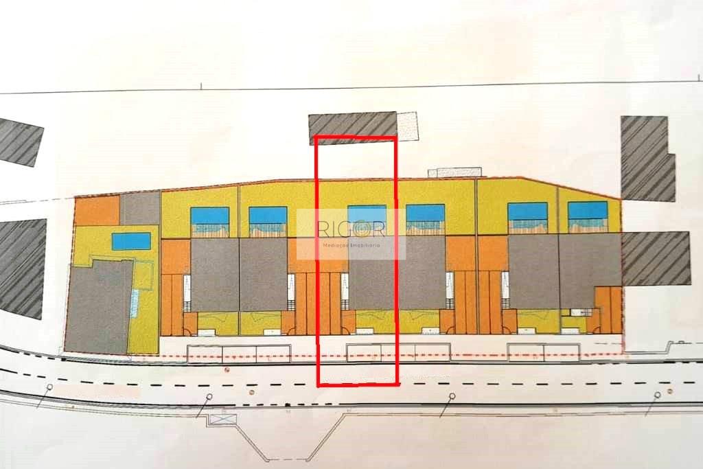 Terreno de 272.80m2 com projeto aprovado para construção de moradia de 3 frentes