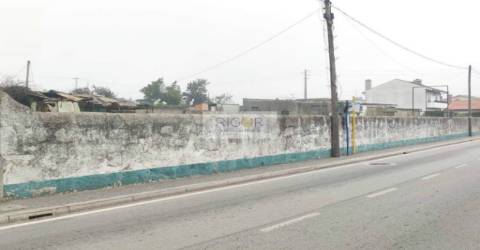 Terreno de 272.80m2 com projeto aprovado para construção de moradia de 3 frentes