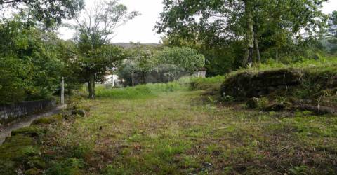 Terreno com duas casas para restauro com 2950m²