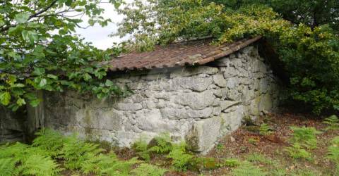 Terreno com duas casas para restauro com 2950m²