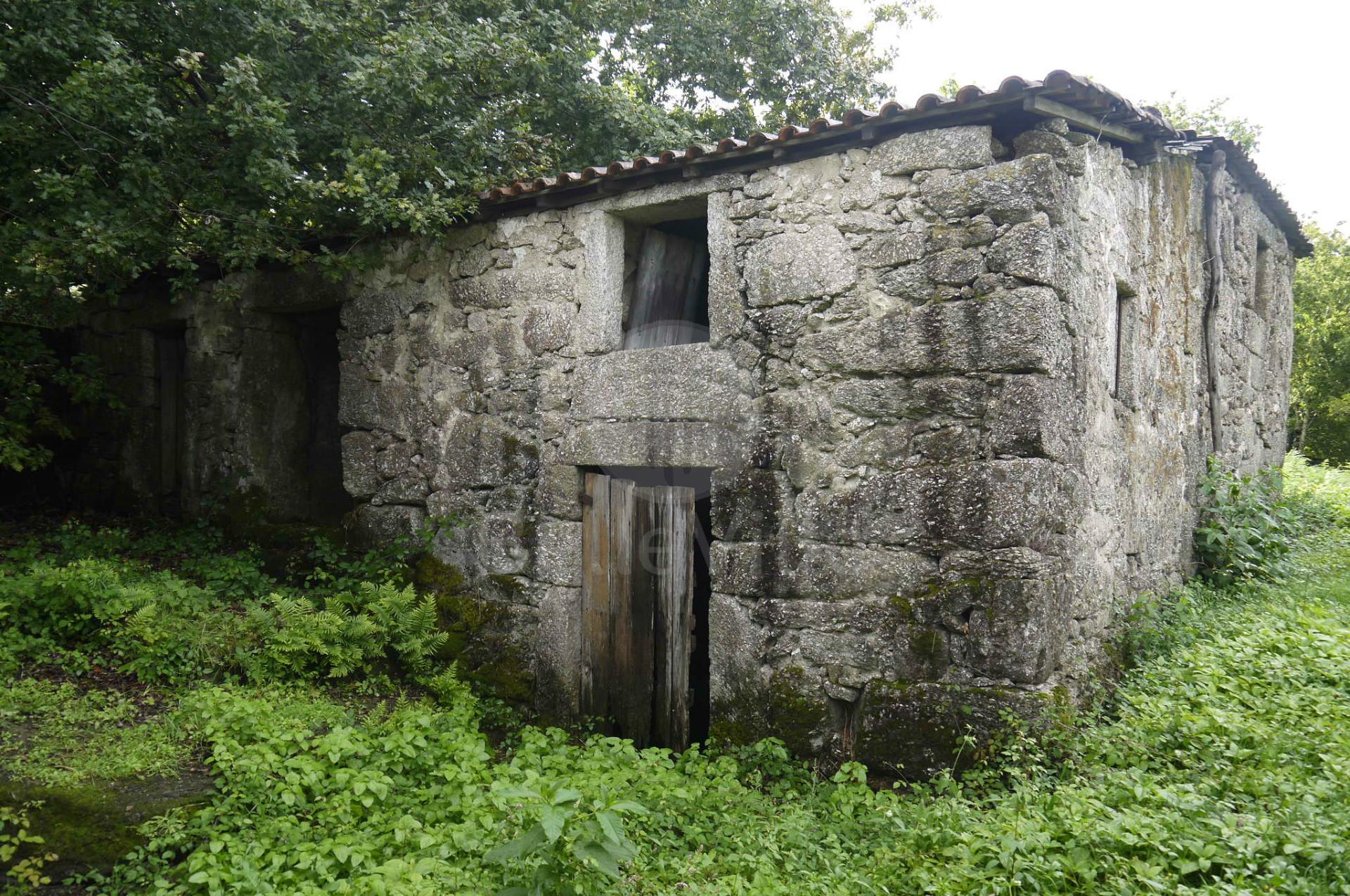 Terreno com duas casas para restauro com 2950m²