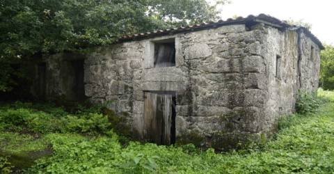 Terreno com duas casas para restauro com 2950m²