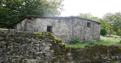 Terreno com duas casas para restauro com 2950m²
