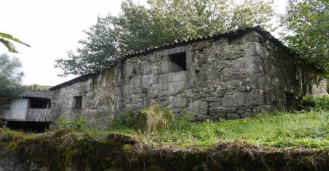 Terreno com duas casas para restauro com 2950m²