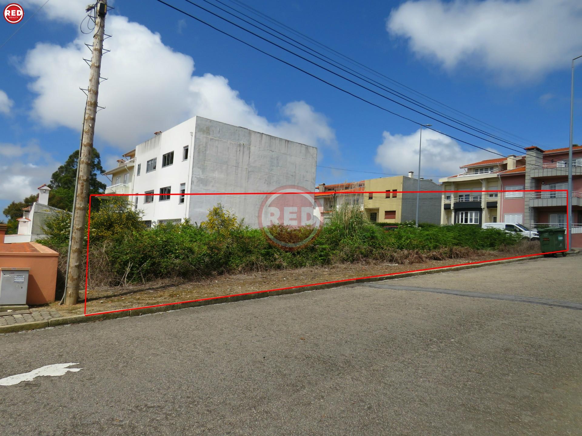 Terreno para moradia de 3 frentes em Laborim de Cima