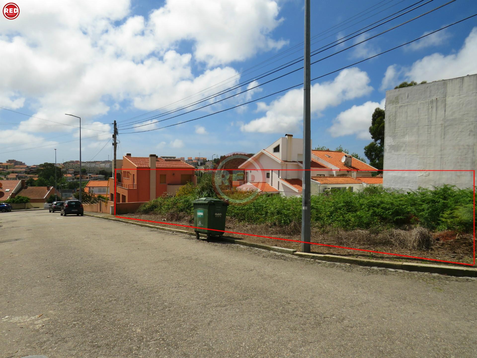 Terreno para moradia de 3 frentes em Laborim de Cima