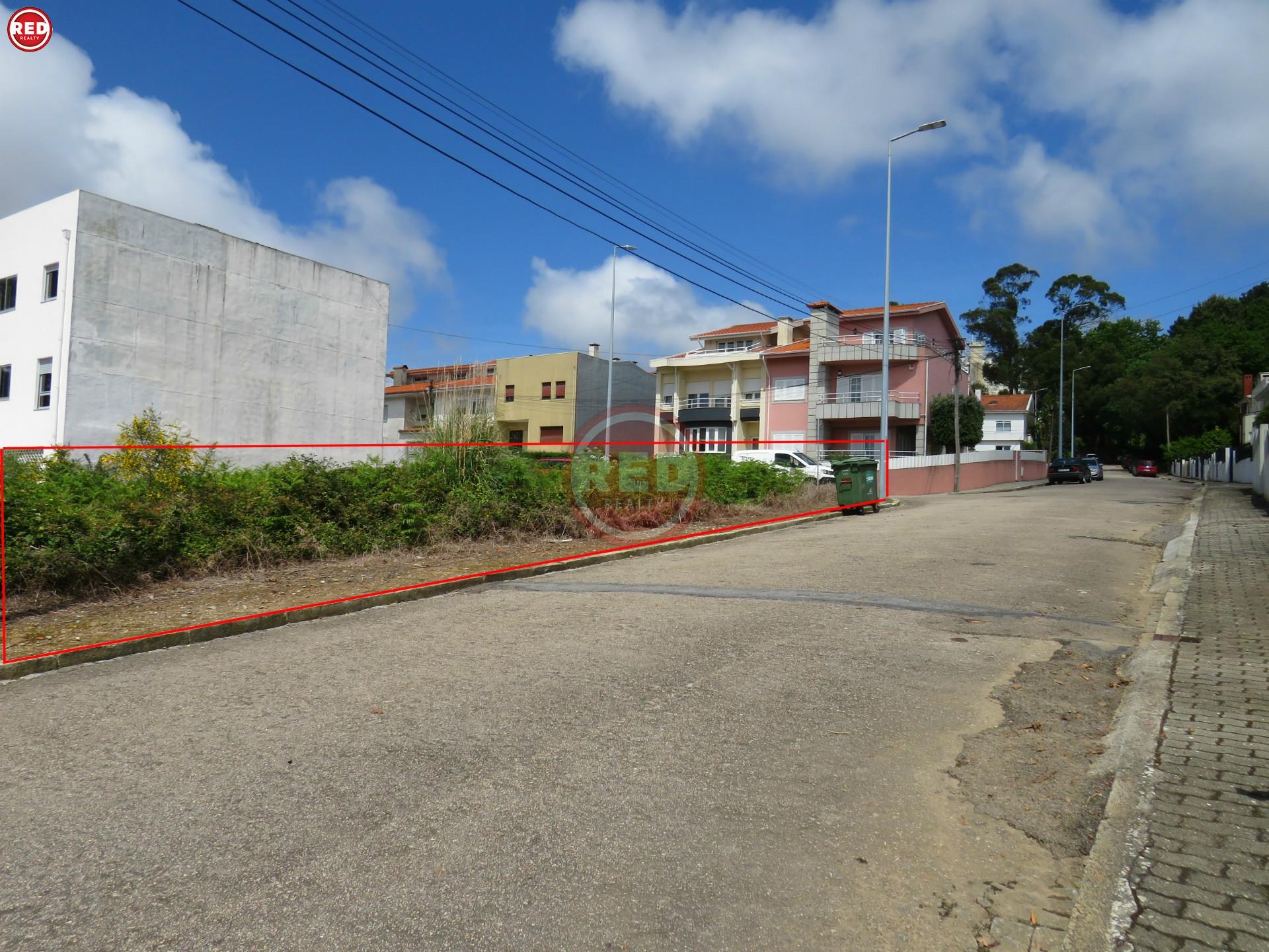 Terreno para moradia de 3 frentes em Laborim de Cima