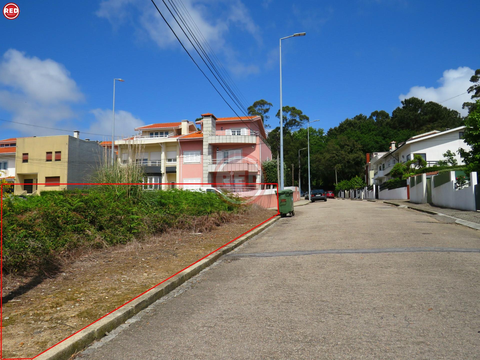 Terreno para moradia de 3 frentes em Laborim de Cima