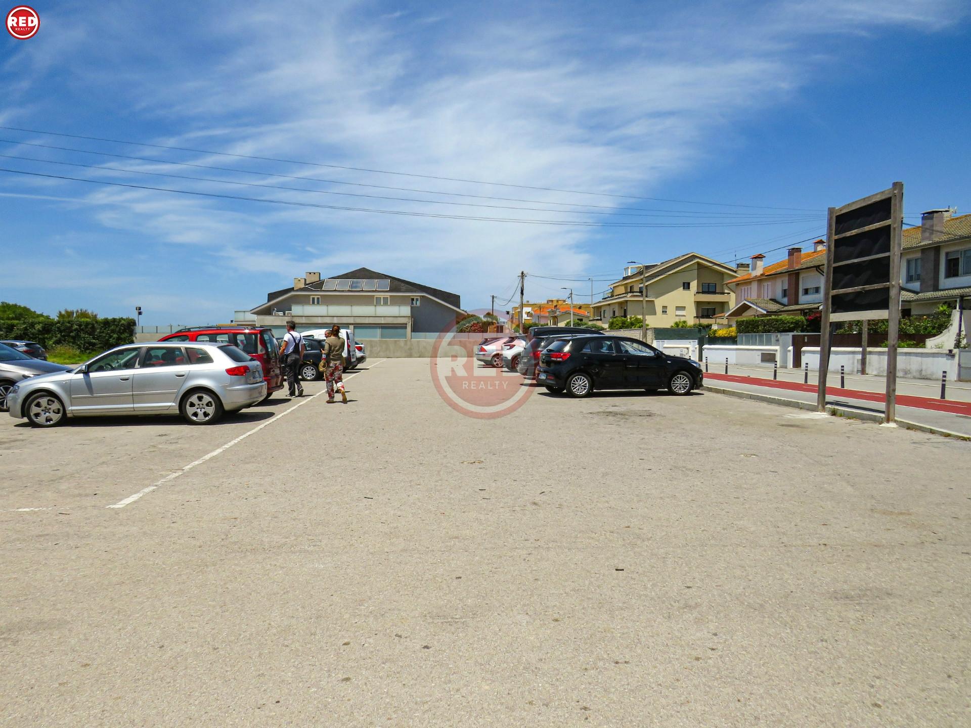 Terreno junto à praia de Miramar