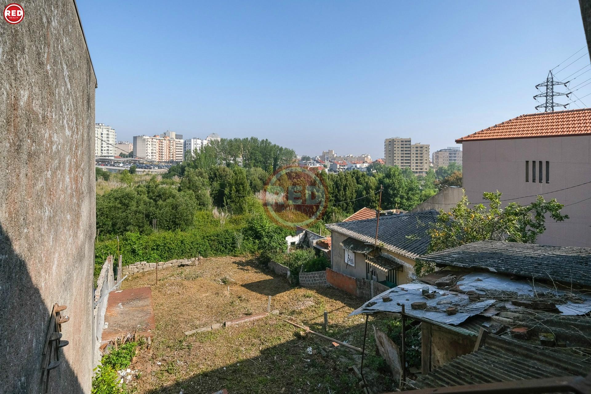 Terreno c/ moradia V2 p/ restaurar a 450m do metro de Santo Ovídio