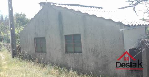 Moradia V2 para recuperar em Ansara Vouzela Ventosa