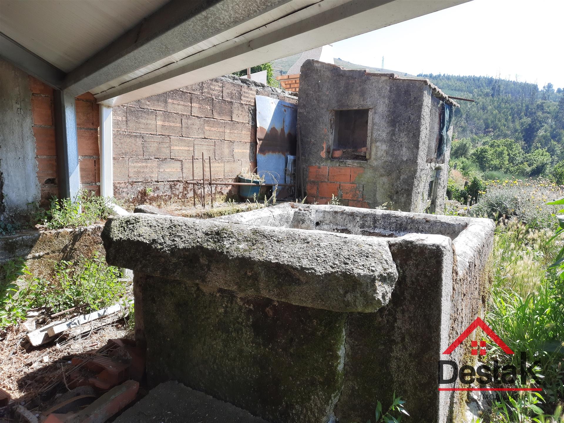 Moradia V2 em pedra para recuperar a menos de 10 km da serra do Caramulo.