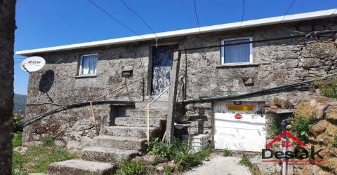 Moradia V2 em pedra para recuperar a menos de 10 km da serra do Caramulo.