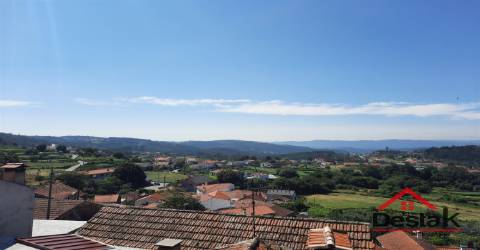 Moradia V2 em pedra para recuperar a menos de 10 km da serra do Caramulo.