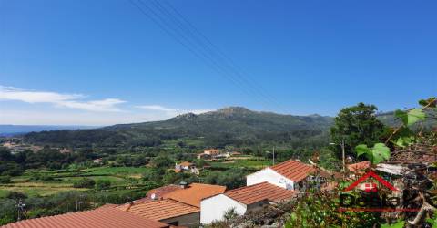 Moradia V2 em pedra para recuperar a menos de 10 km da serra do Caramulo.