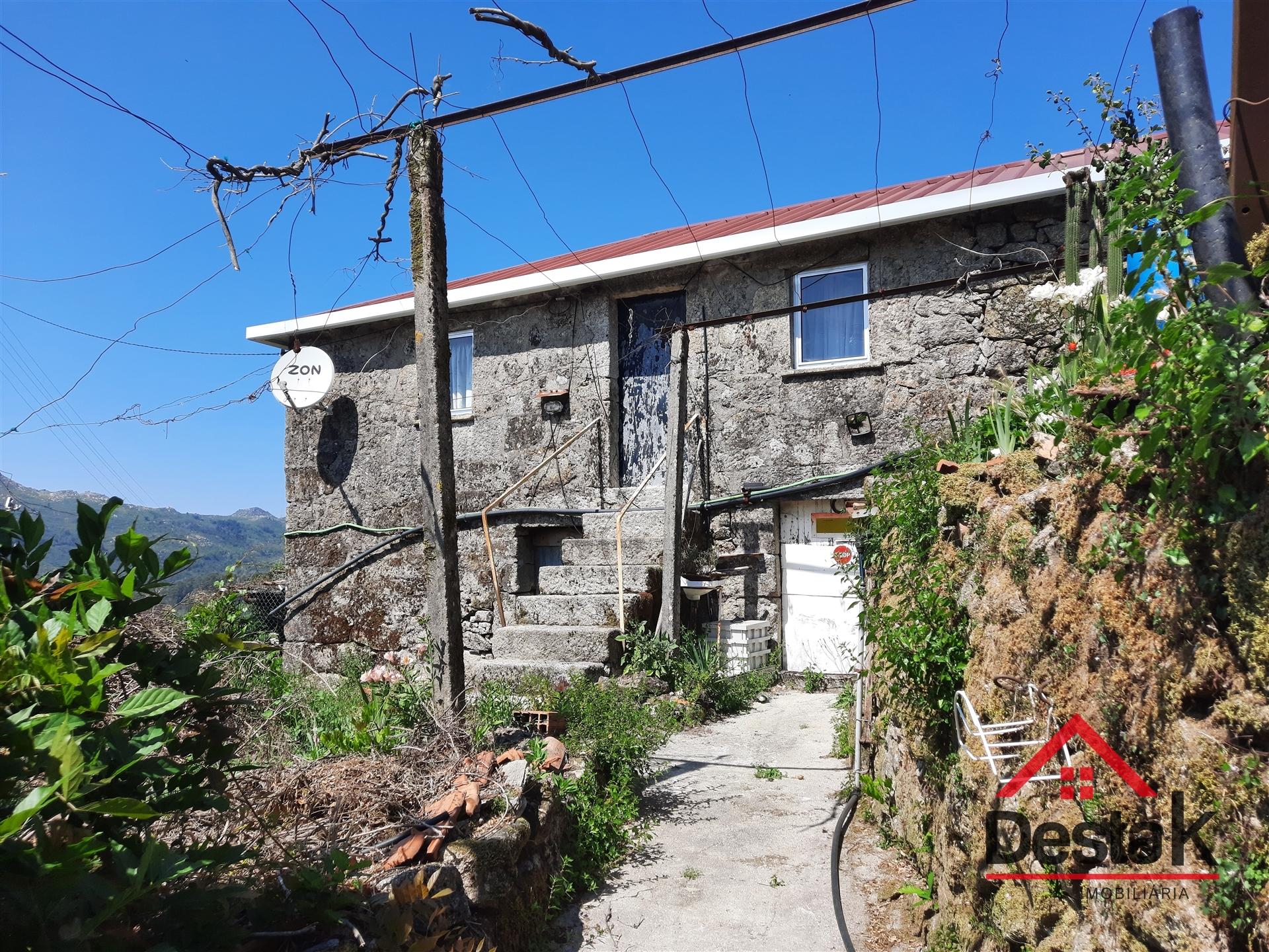 Moradia V2 em pedra para recuperar a menos de 10 km da serra do Caramulo.