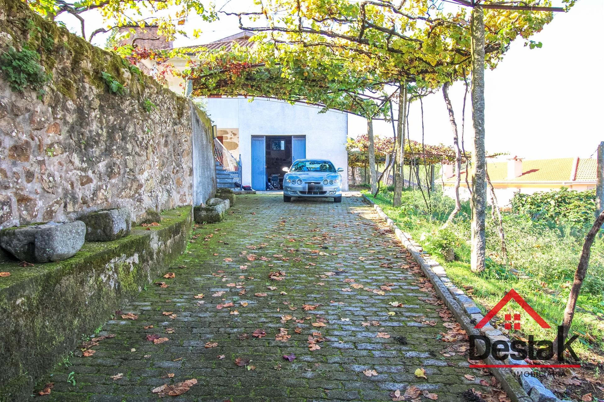 Quintinha com terreno de 3.060 m² situada em Santo Tirso, Roriz, Porto