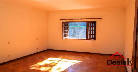 Quintinha com terreno de 3.060 m² situada em Santo Tirso, Roriz, Porto