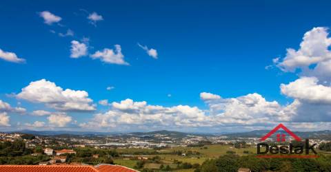 Quintinha com terreno de 3.060 m² situada em Santo Tirso, Roriz, Porto