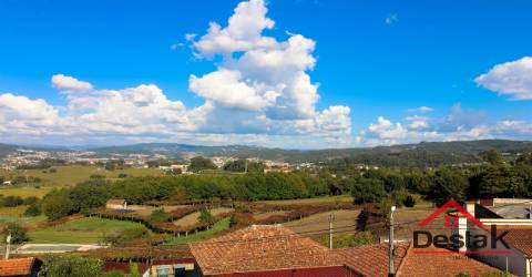 Quintinha com terreno de 3.060 m² situada em Santo Tirso, Roriz, Porto