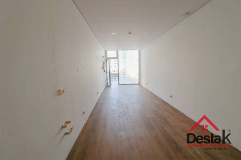 Loja com apartamento T2  próximo ao Palácio do Gelo.